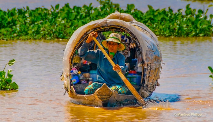Händer auf einem Boot im Mekongdelta, Vietnam