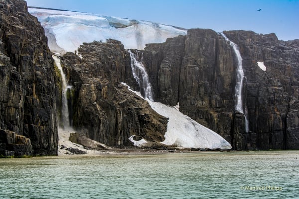 Klippen mit Gletscher in Spitzbergen