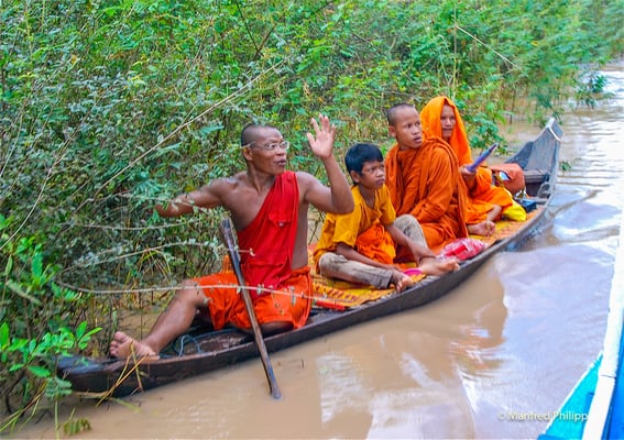 Mönche in einem Kanu, Kambodscha