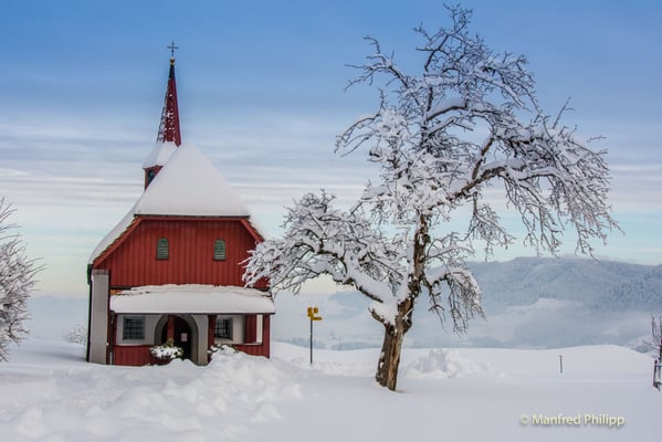 Verschneite Kapelle St. Wendelin in Menzingen