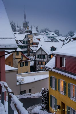 Aussicht über die verschneite Altstadt von Zug