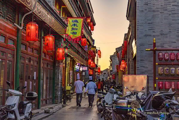 Gasse bei Sonnenuntergang in Peking