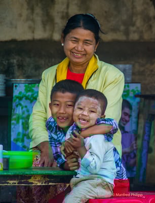 Mutter mit ihren Söhnen, Myanmar