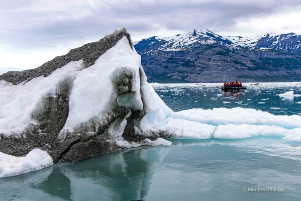 Treibender Eisberg in der Icy Bay