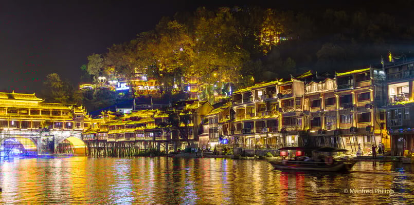 Am Fluss in Fenghuang in der Nacht