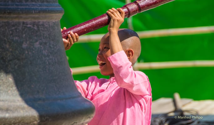Junge buddhistische Nonne mit Glocke, Myanmar