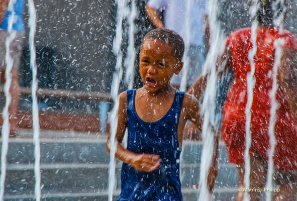 Spielender Junge in Savannah, USA