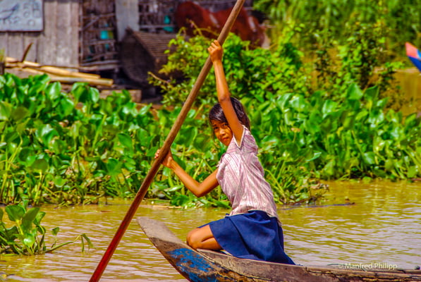 Mädchen auf einem Kanu bei Tonle Sap; Kambodscha