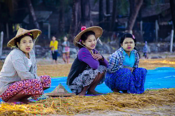 Fischerfrauen warten auf den Tagesfang am Strand, Myanmar