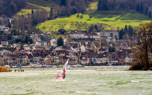 Surfer vor der Altstadt von Zug