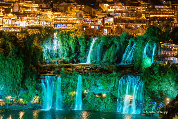Wasserfälle mitten durch die Altstadt von Furong Zhen