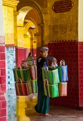 Händler im Tempel bei Mandalay Myanmar