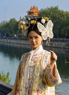 Chinesische Schönheit beim Wassergraben bei der verbotenen Stadt, Peking
