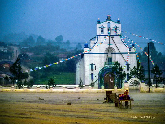 Kirche im Gewitter bei San Christobal de las Casas, Mexiko