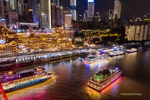 Hongya in Chongquing bei Nacht