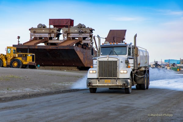 Strassenbewässerung in Nome