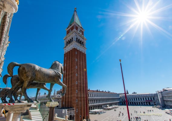 Markusplatz an einem strahlenden Sommertag, Venedig, Italien