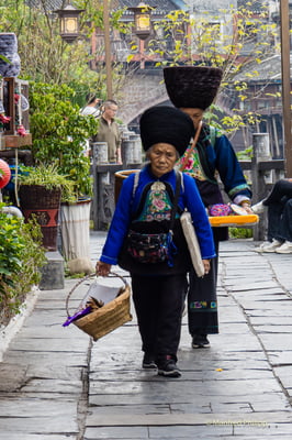 Angehörige von Minderheiten, Fenghuang