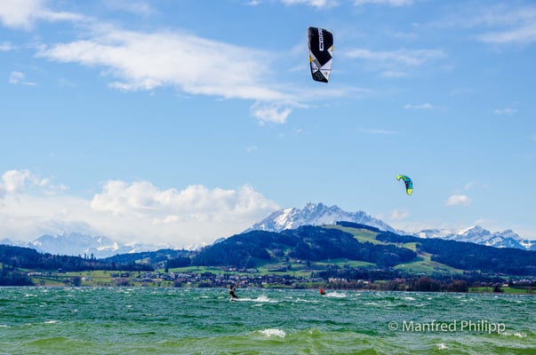 Kitesurfer vor dem Pilatus