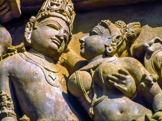 Erotische Statue in einem Tempel in Khajuraho, Indien