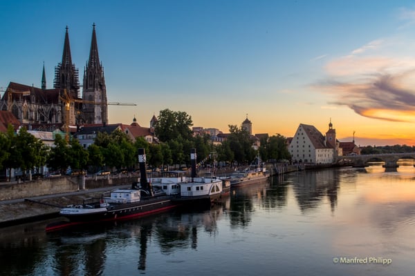 Donau mit Blick auf den gotischen Dom von Regensburg, Deutschland