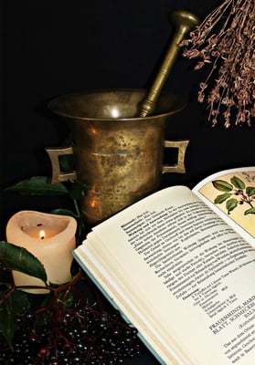 Blog over de kruiden apotheek van Claire Fraser, Belladonna en fantasy sieraden bij je verhaal