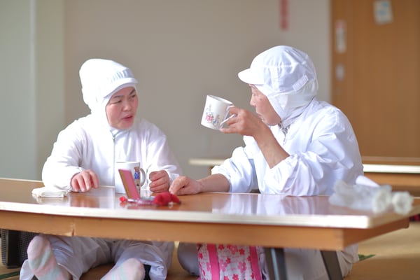 従業員の会話の様子