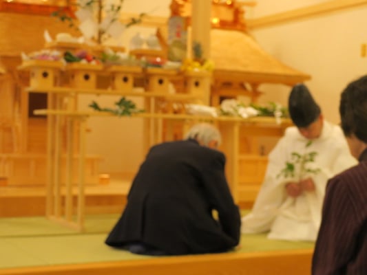 創建された三殿のお扉を開けて、内部を浄める式「清祓式」