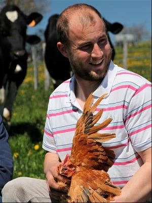 Ferme Coq'Lait à Saint-Héand : Ismaël avec un poulet