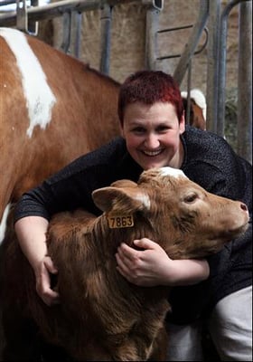 Ferme Rosine : Florence avec un veau