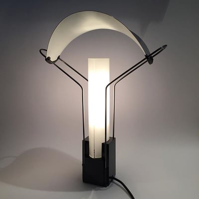 Lampada da tavolo modello "Palio" disegnata da Perry King e Santiago Miranda per Arteluce 1985