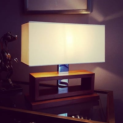 Lampada da tavolo in noce con inserto in metallo 