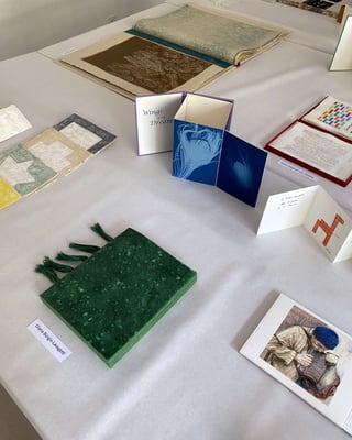 Grünes Künstlerbuch