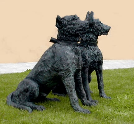 Dos podencos sentados. 90x45x90 cm y 82x83x50 cm 