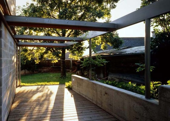 Westterrasse mit Pergola und roten Glasstreifen