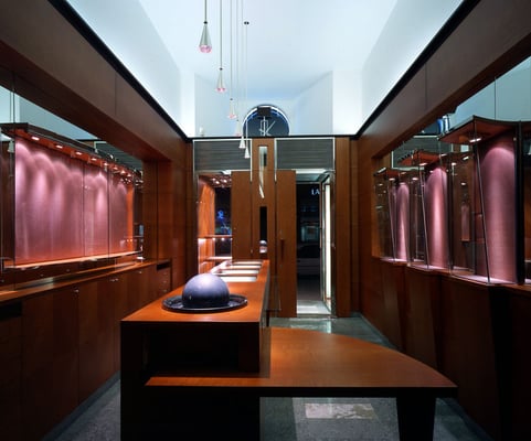 Innenansicht Blickrichtung Eingang: Im Verkaufspult integrierte Steinkugel zur Luftbefeuchtung - Foto © G. Zugmann