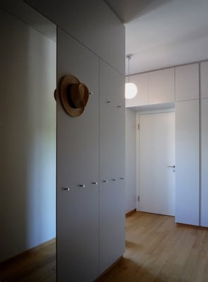 Garderobenraum: Schränke aus MDF-Platten lackiert - Foto © Knauer Architekten