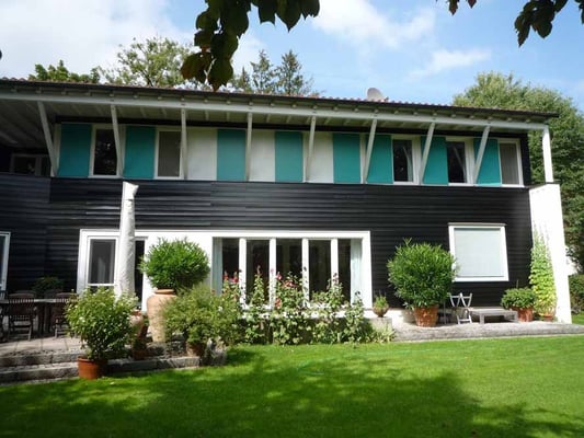 Südansicht mit fensterschiebeläden im Obergeschoß