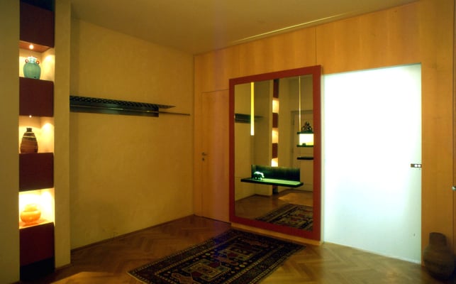 Hutablage (Nirosta), Spiegel mit Ablage (Holz tlw. Wenge, tlw. lackiert) hinterleuchtet, Glasschiebetüre , Regal (MDV lackiert) - Foto © Knauer Architekten