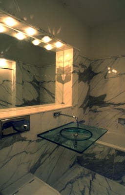 Badezimmer: Natursteinverkleidung - Foto © Knauer Architekten