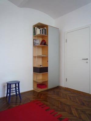 Kombischrank mit Schranktüren aus Alucobond-Platten, Sperrholzplatten (Birke), polierten Nirostastangen. Lade aus dunklen Sperrholzplatten - Foto © Knauer Architekten