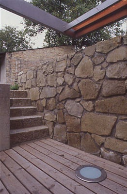 Steinstufen aus ehemalige Flurgrenzsteinen