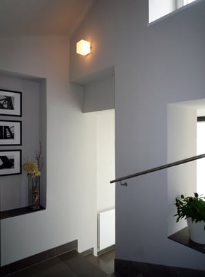 Übergang neuer Windfang zum bestehenden Stiegenhaus - Foto © Knauer Architekten