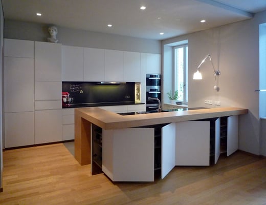 Küche: Holzwerkstoffplatten lackiert/Geäztes Glas/Natursteinplatten, Wien-A, 2012 - Foto © Knauer Architekten