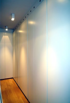 Schrankraum aus Holzwerkstoffplatten lackiert - Foto © Knauer Architekten