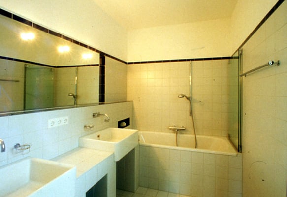 Badezimmer: Keramische Platten - Foto © Knauer Architekten