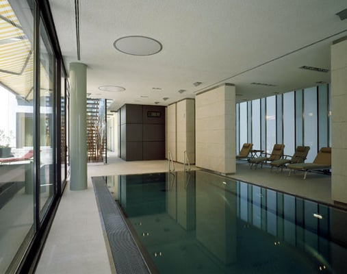 Schwimmhalle: Nirostabecken/Natursteinverkleidungen/Hochglanzlackierung - Foto © G. Zugmann