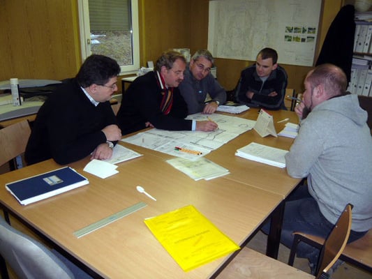 Baustellenbesprechung im Baucontainer - Foto © Knauer Architekten