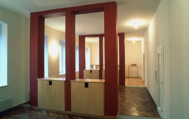 Büroumbau: Raumteiler aus Birkensperrholz/Mauerwerk - Foto © Knauer Architekten