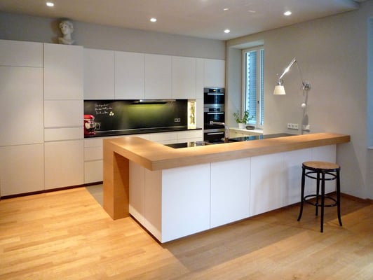 Küche: Holzwerkstoffplatten lackiert/Geäztes Glas/Natursteinplatten, Wien-A, 2012 - Foto © Knauer Architekten